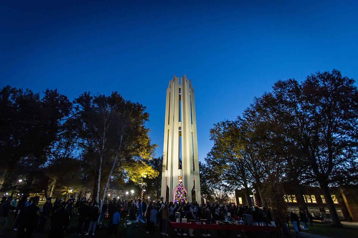西北地区每年都会在纪念钟楼举行节日圣诞树点灯仪式.
