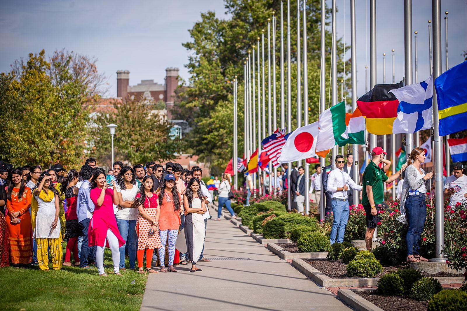 在网上赌博网站十大排行每年秋天的升旗仪式上, 大学的国际社团聚集在一起，学生们按照联合国的规定升起自己国家的国旗.