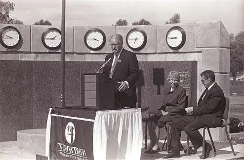 1998年，乔伊斯和哈维怀特国际广场落成, then-University President Dr. 院长哈伯德在乔伊斯和哈维·怀特获奖时向人群发表讲话.
